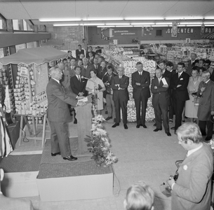 824817 Afbeelding van burgemeester N. Nielen van Heemskerk tijdens zijn toespraak bij de opening van het nieuwe ...